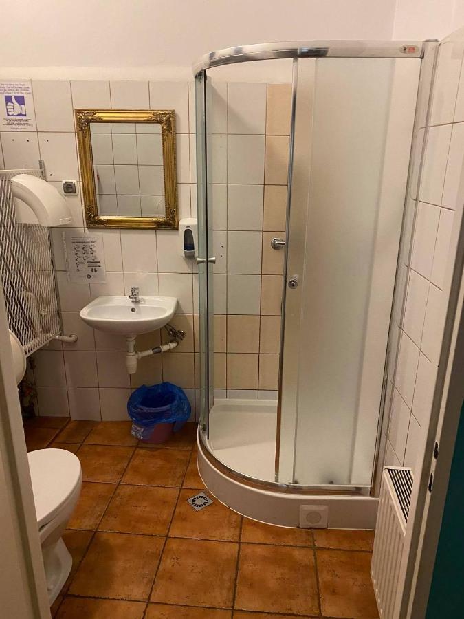 50 People Apartment Krakow Bagian luar foto